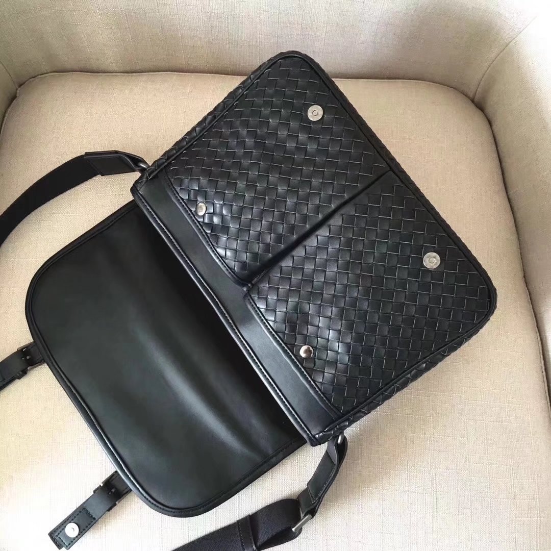 Bottega Veneta Men Messenger Bag Calf Leather Black