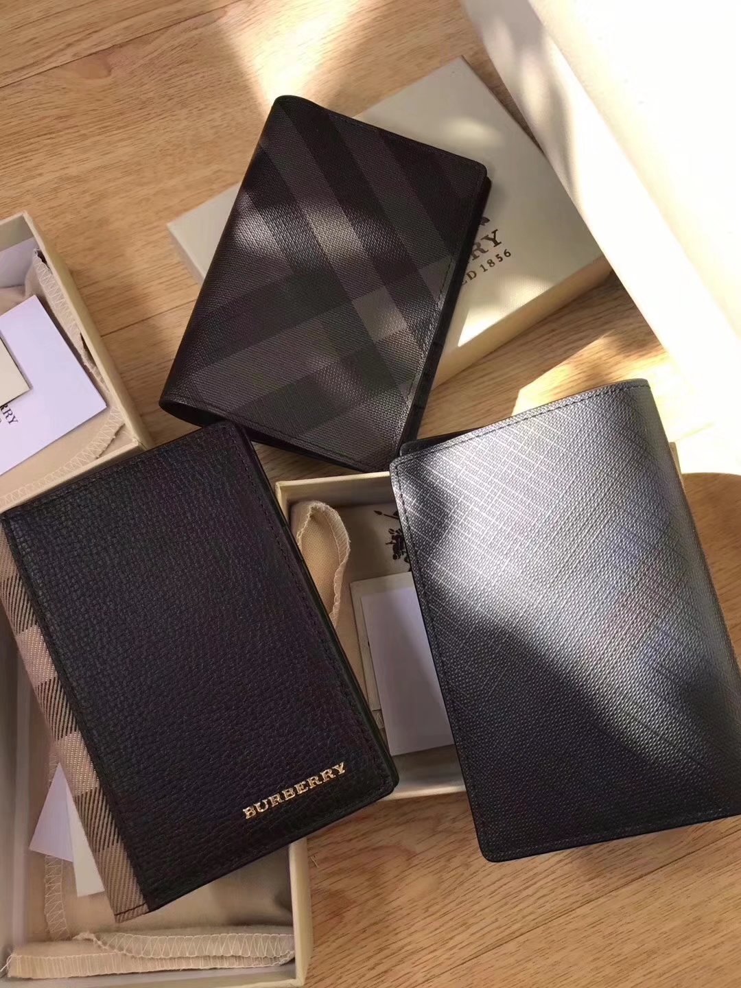 Burberry Men Leather Passport Case in Check Grey Black