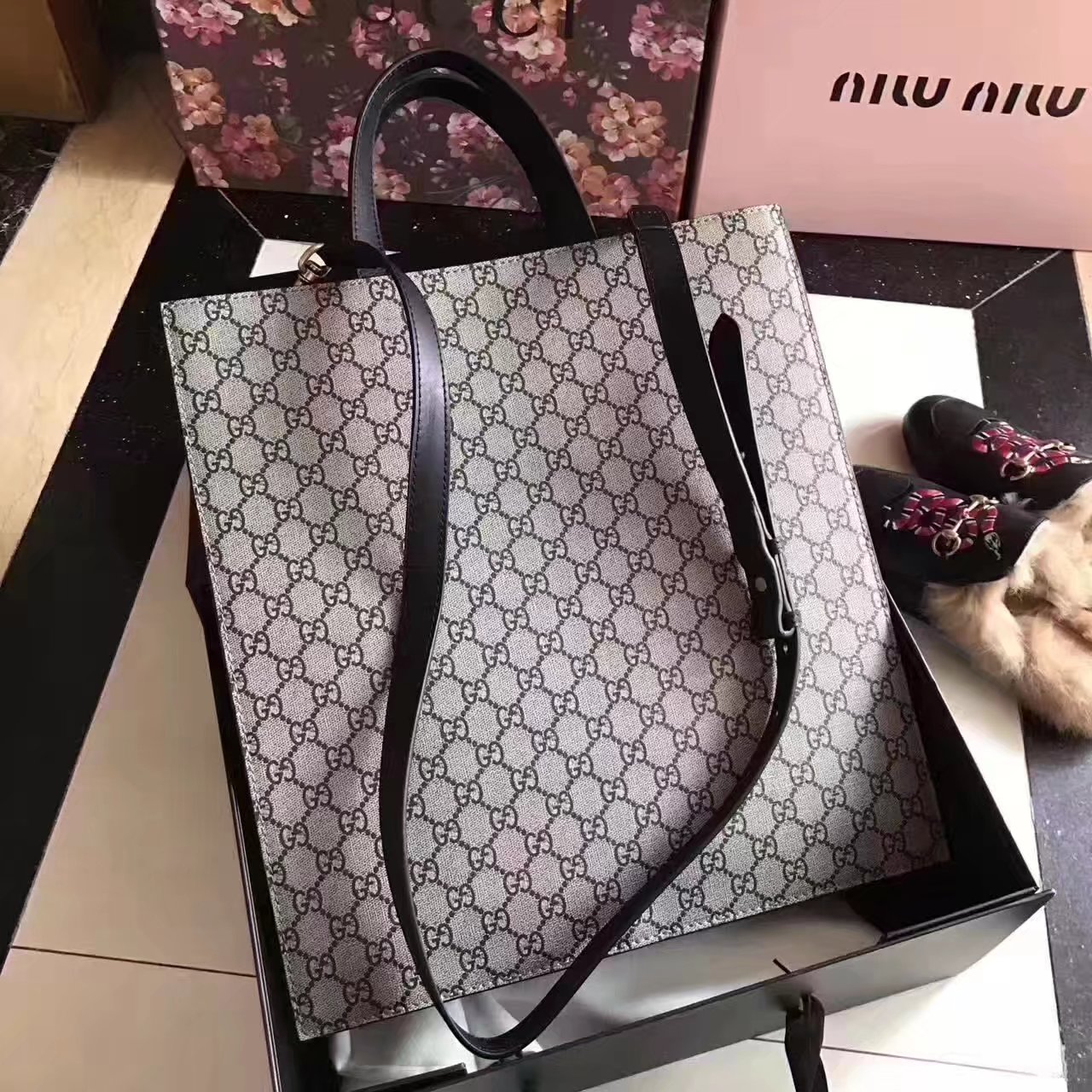 Gucci 450950 Angry Cat Print GG Supreme Tote Bag