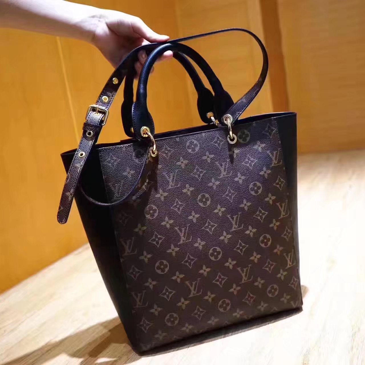 Louis Vuitton M43811 Leather Shopping Bag Black