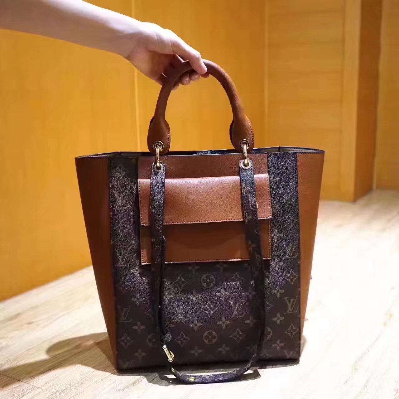 Louis Vuitton M43811 Leather Shopping Bag Coffee