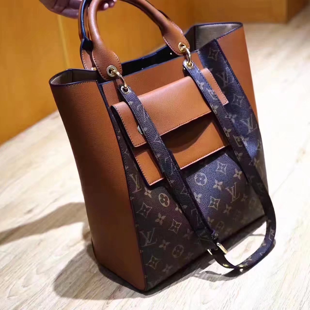 Louis Vuitton M43811 Leather Shopping Bag Coffee