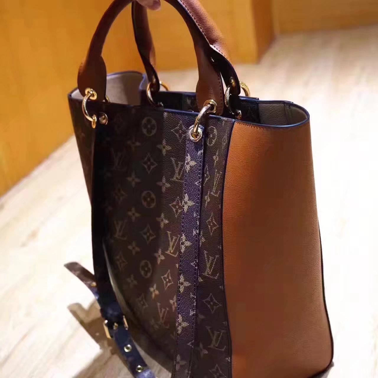 Louis Vuitton M43811 Leather Shopping Bag Coffee