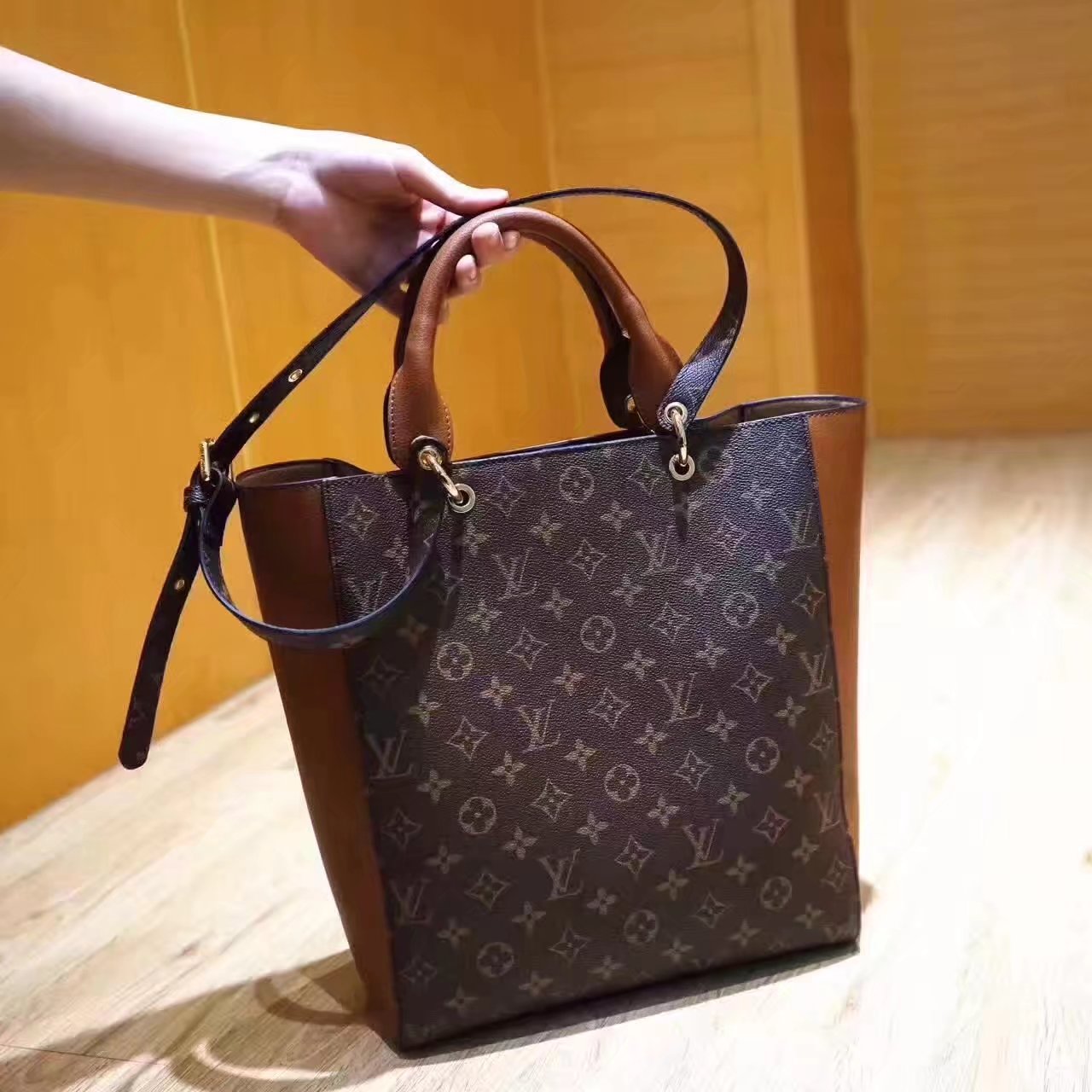 Louis Vuitton M43811 Leather Shopping Bag Coffee