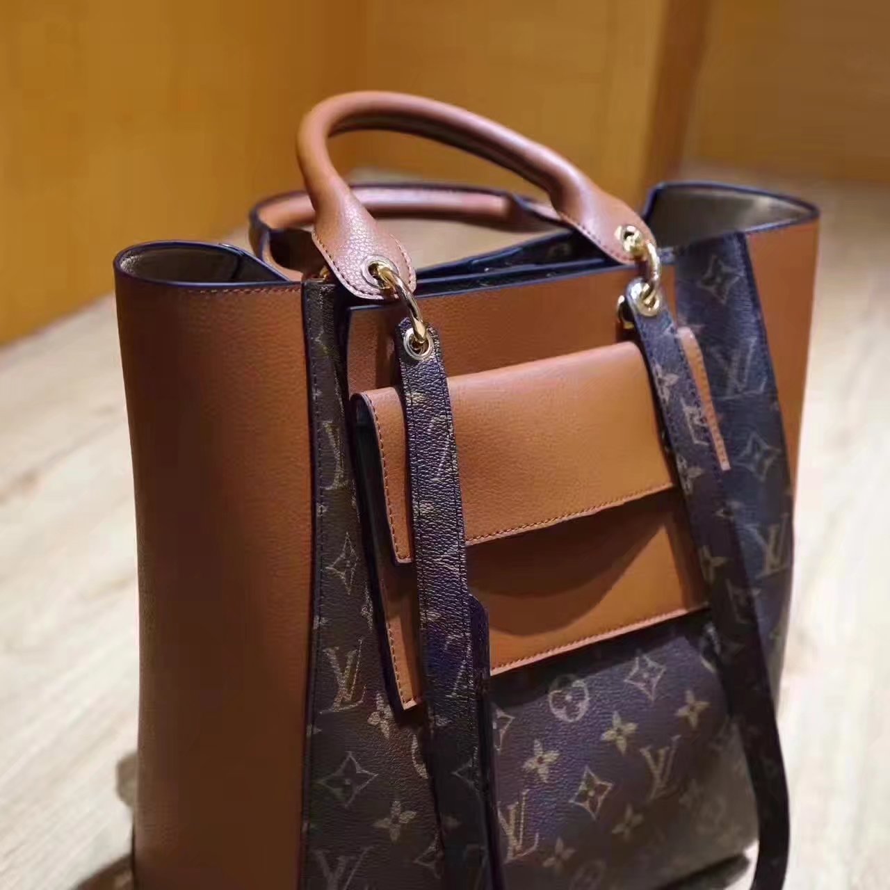 Louis Vuitton M43811 Leather Shopping Bag Coffee