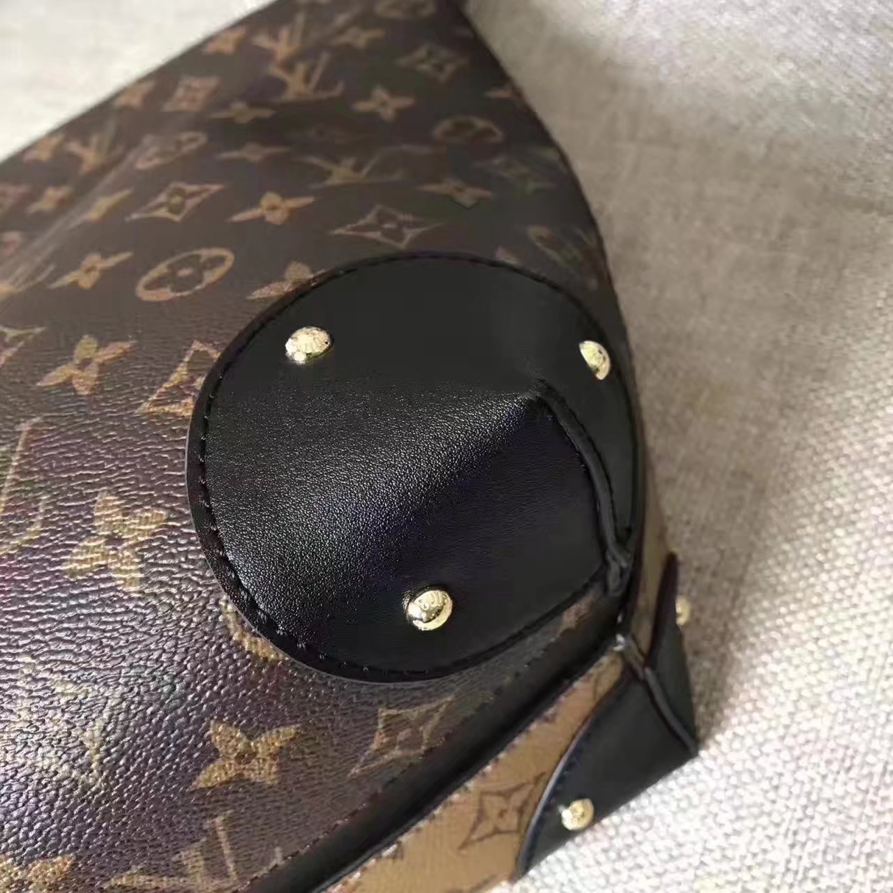 Louis Vuitton M44130 Triangle Softy Canvas Exterior