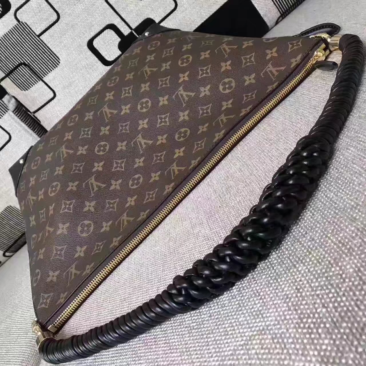 Louis Vuitton M44130 Triangle Softy Canvas Exterior