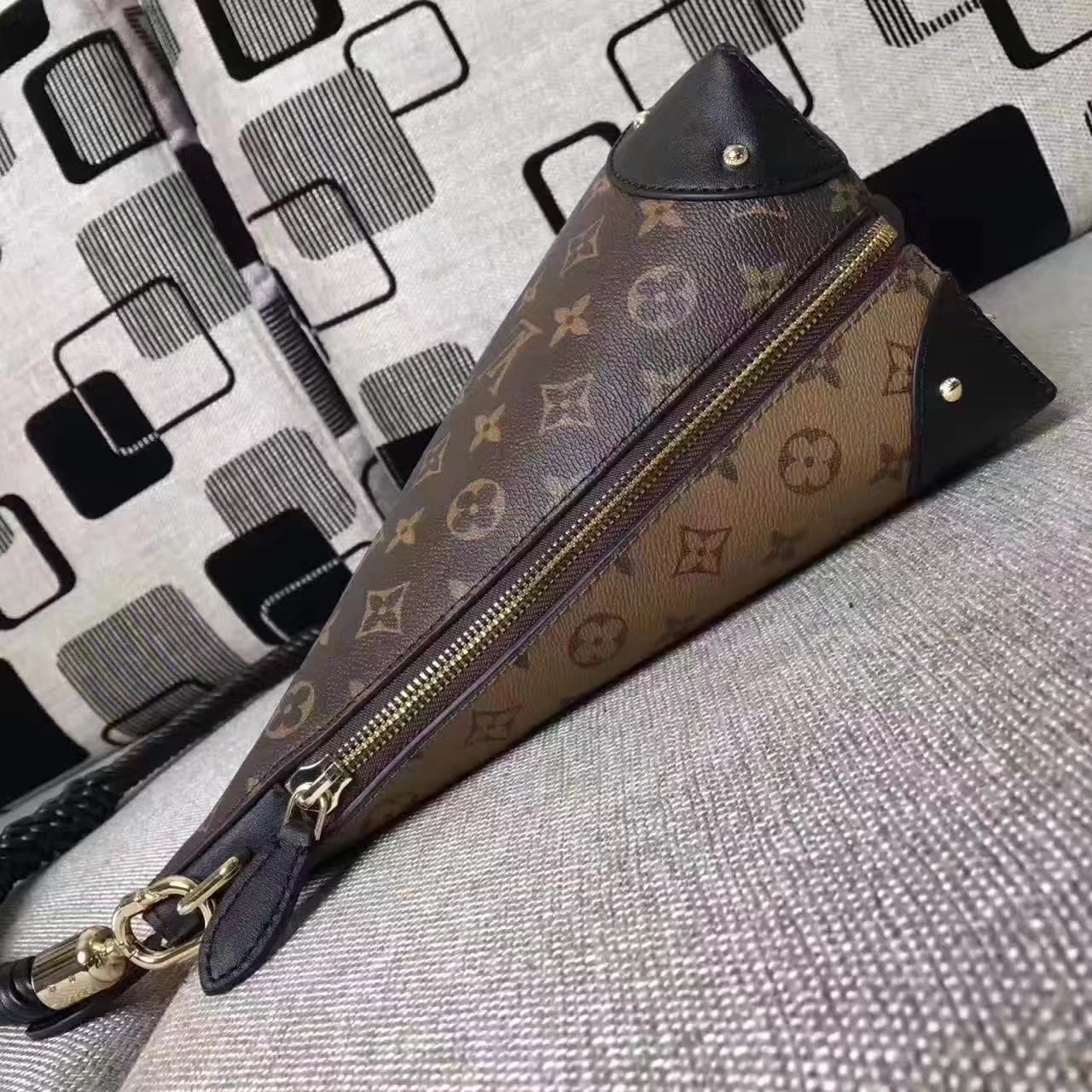 Louis Vuitton M44130 Triangle Softy Canvas Exterior