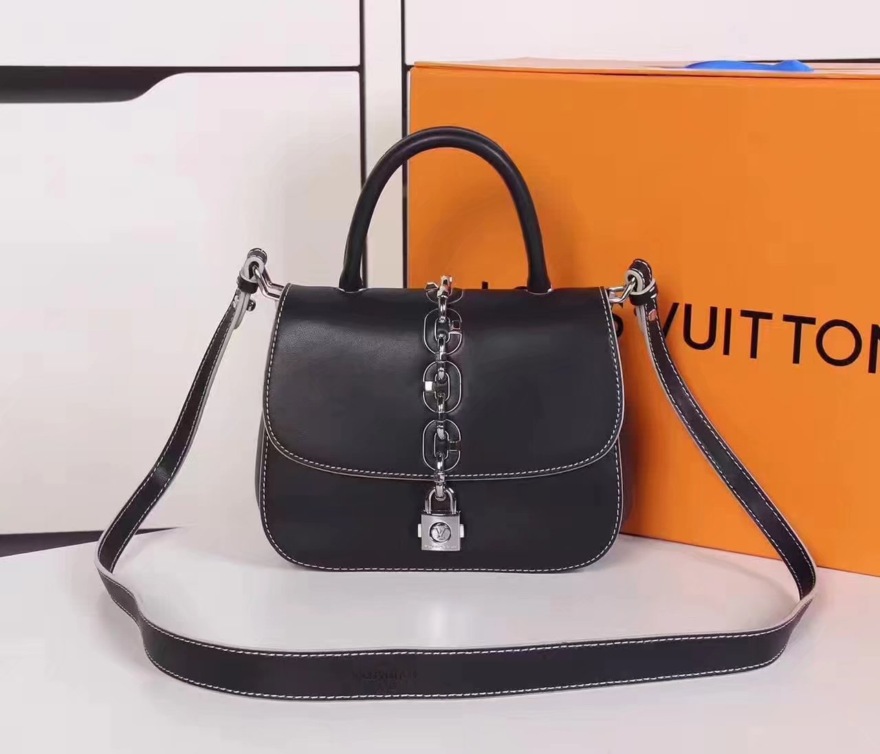 Louis Vuitton M54620 Chain it Bag Pistache Black