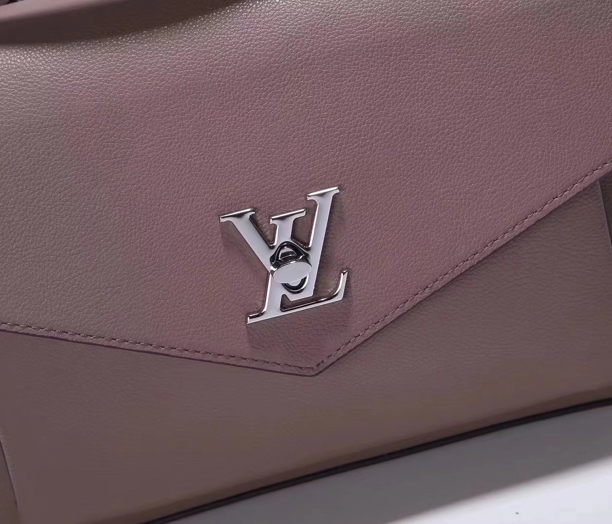 Louis Vuitton M54877 My Lockme Vanille Taupe Glace Soft Calfskin