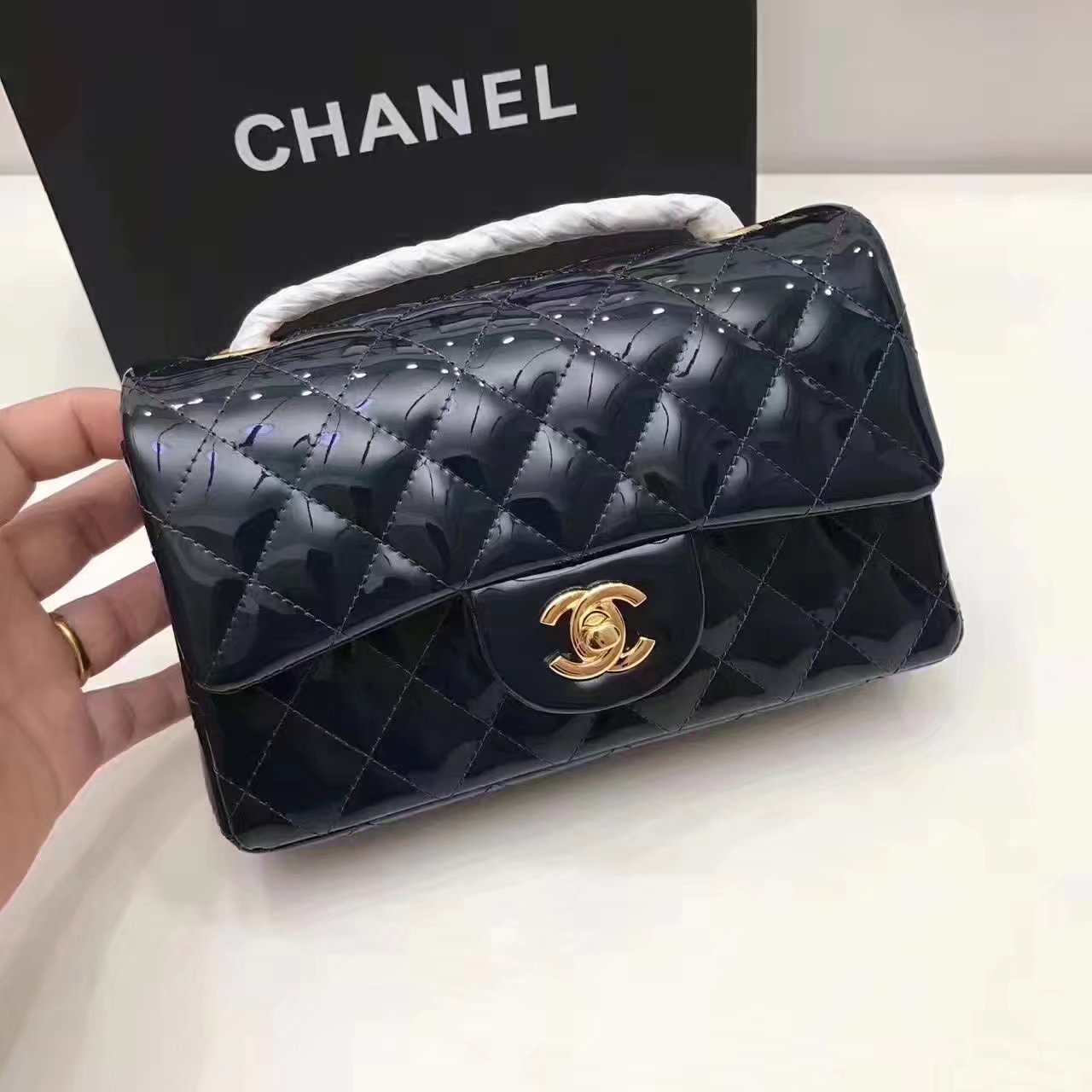 Top Chanel Classics Handbag Light Leather With Gold 20cm