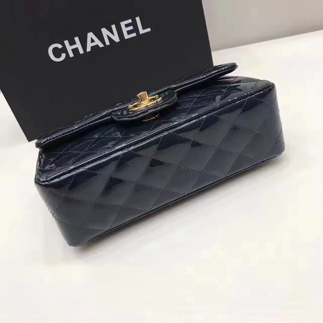 Top Chanel Classics Handbag Light Leather With Gold 20cm