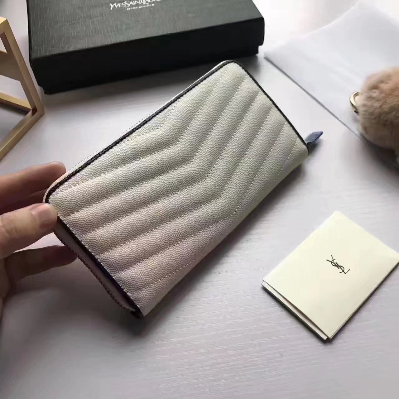 Yves Saint Laurent Fashion Leather Zip Wallet White